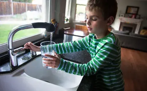 ¿Es segura el agua de la canilla? 1 de cada 3 argentinos consume arsénico