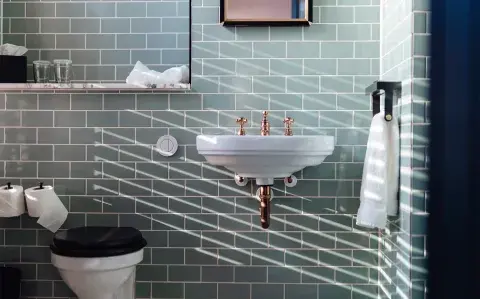Pintá los azulejos y renová tu baño sin gastar de más: el truco para evitar la obra