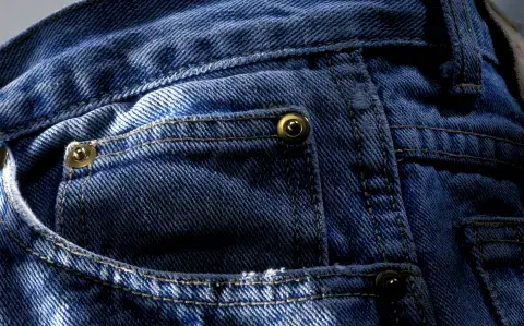 Por qué esos botones metálicos en tus jeans son más importantes de lo que creés Por qué esos botones metálicos en tus jeans son más importantes de lo que creés
