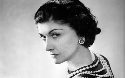 25 frases de Coco Chanel que siguen inspirando a las mujeres hoy 25 frases de Coco Chanel que siguen inspirando a las mujeres hoy