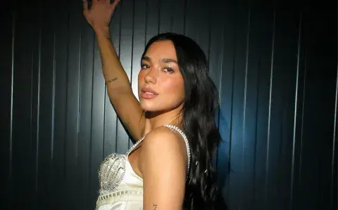 Las vacaciones de Dua Lipa en Ibiza y su rutina de yoga que sorprende a todos Las vacaciones de Dua Lipa en Ibiza y su rutina de yoga que sorprende a todos