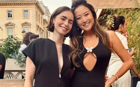 Lily Collins y Ashley Park apostaron por un look total black