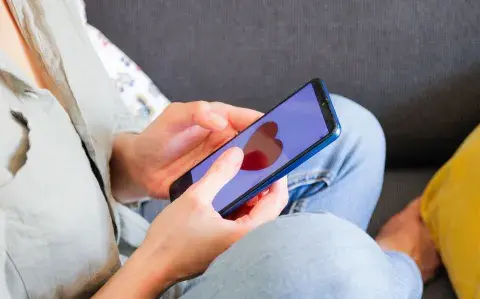 Por qué el floodlighting es el nuevo peligro en las relaciones amorosas actuales