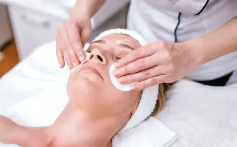 Peeling vs. Dermaplaning: ¿En qué se diferencian y cuál elegir según tu piel?