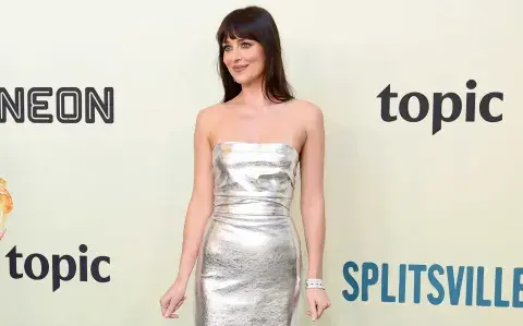 Dakota Johnson con un vestido metalizado en el estreno de Splitsville, su nuevo film