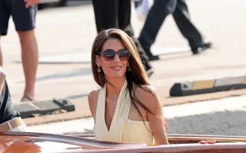 Amal Alamuddin con un look que anticipa el color protagonista del 2026