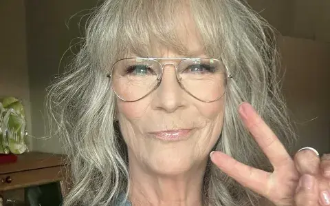 Jamie Lee Curtis impactó con un look revelador Jamie Lee Curtis impactó con un look revelador