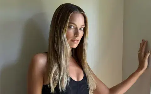 Para que tus uñas brillen como las de Margot Robbie: esta es su rutina de cuidado