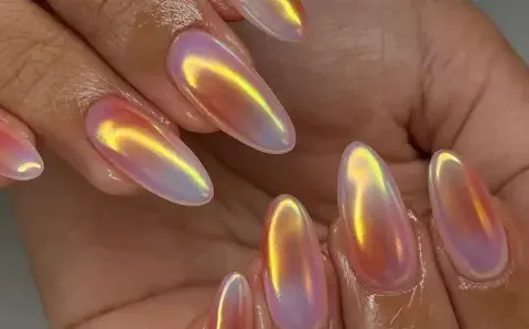 Despidiendo el invierno: tendencias en diseños de uñas con efecto aura para agosto