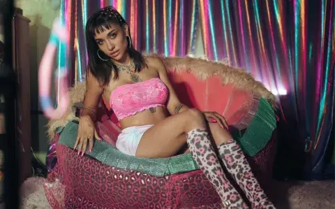 María Becerra estrena oficialmente 7 vidas, la canción de la serie En el barro María Becerra estrena oficialmente 7 vidas, la canción de la serie En el barro