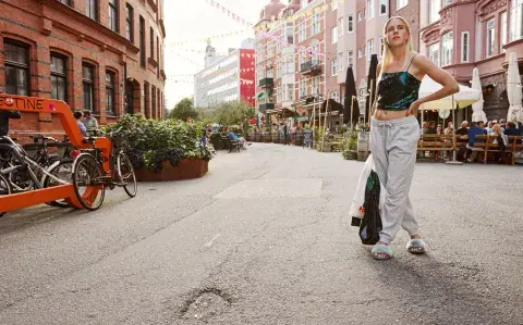 Diario de una chica experta en desastres de amor: la versión más caótica de Emily in Paris