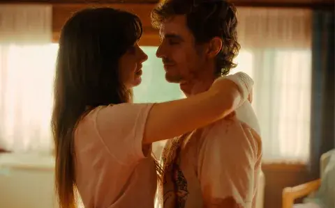 Así es Together, intenso thriller con Alison Brie sobre relaciones codependientes