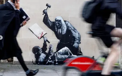 Banksy lo hizo otra vez: su nueva obra en Londres se viralizó en las redes Banksy lo hizo otra vez: su nueva obra en Londres se viralizó en las redes