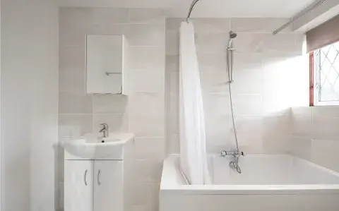 Adiós cortinas: la nueva moda en baños que suma elegancia y frescura Adiós cortinas: la nueva moda en baños que suma elegancia y frescura