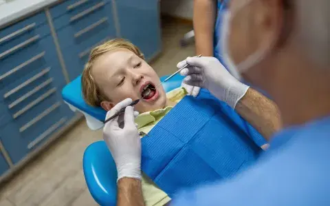 La importancia de la primera visita al dentista en los niños La importancia de la primera visita al dentista en los niños