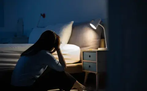 Despertarse a la madrugada no es casualidad: esto dice la psicología