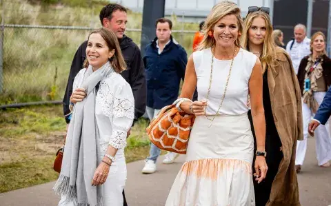 La Reina Máxima apostó por un look total white en el Gran Premio de Fórmula 1 La Reina Máxima apostó por un look total white en el Gran Premio de Fórmula 1
