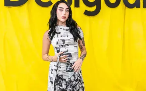 El vestido de Nicki Nicole con un vestido con estampado “periodístico”
