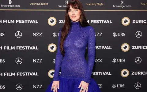 Dakota Johnson eligió un vestido con transparencias y con el tono estrella del 2026 Dakota Johnson eligió un vestido con transparencias y con el tono estrella del 2026