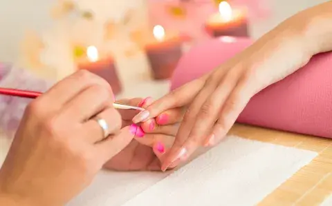 Uñas 'velo de seda': así es el nail art súper clásico y elegante que es perfecto para la oficina