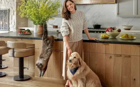 La casa de Jennifer Garner en California:  cocina de madera, aberturas de granero y huerta