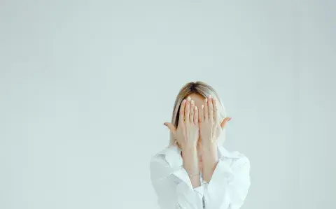 Covering laboral: cuando ocultar quiénes somos nos agota