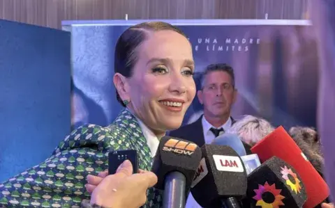 Natalia Oreiro vuelve a sorprender y deslumbrar con su look presentando su nueva peli Natalia Oreiro vuelve a sorprender y deslumbrar con su look presentando su nueva peli