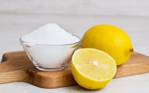 Por qué recomiendan mezclar limón y sal: esta es la respuesta.