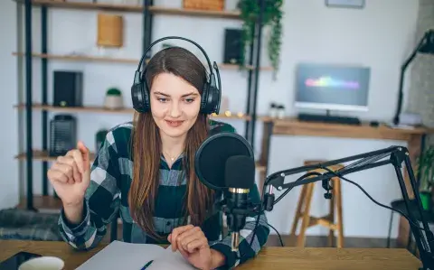 Una chica haciendo podcast