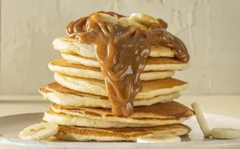 Panqueques de banana y dulce de leche fáciles para cocinar el finde
