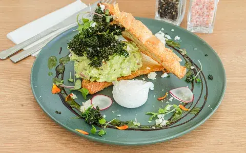 Ni árabe ni lactal: sándwich tostado de queso y palta con un pan distinto