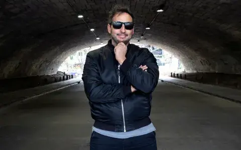 Ariel Staltari: el actor que hace a 40 personajes en teatro mientras escribe "El Eternauta" Ariel Staltari: el actor que hace a 40 personajes en teatro mientras escribe "El Eternauta"