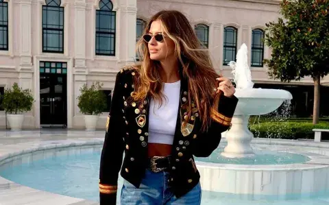 La China Suárez impactó con un look estilo militar desde las calles de Estambul