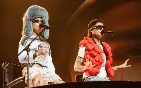 CA7RIEL & Paco Amoroso brillaron con un íntimo show en el Movistar Arena