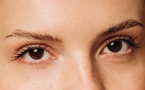 Este es el aceite que promete pestañas más largas y cejas más densas