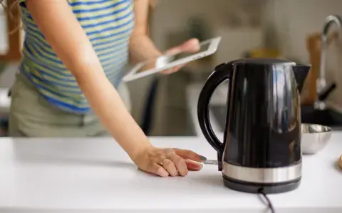 Adiós al sarro: el truco casero fácil y rápido que tu pava eléctrica necesita