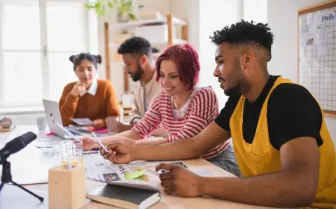 La generación Z y el minimalismo profesional: cómo están redefiniendo el trabajo