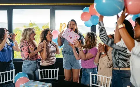 Revelá el género de tu bebé con estilo: cómo hacer un gender reveal inolvidable