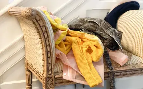 Adiós a la silla con ropa en el dormitorio: el mueble que te ayuda a mantener el orden
