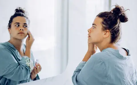 Agua micelar: el básico que simplifica tu rutina de limpieza