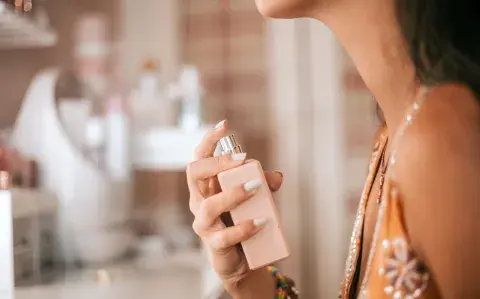 Cuál es el truco para hacer que el perfume te dure más en la piel en verano Cuál es el truco para hacer que el perfume te dure más en la piel en verano