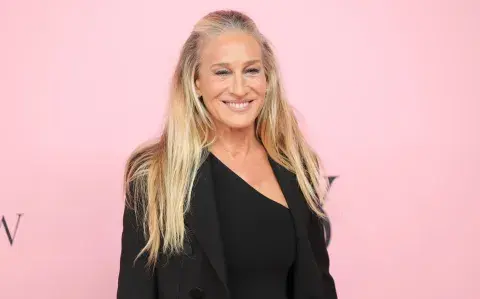 Sarah Jessica Parker con un look total black minimalista para el Victoria’s Secret Show