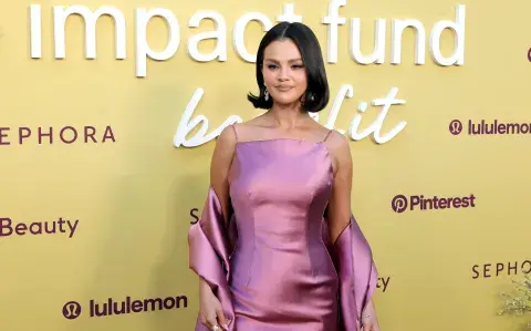 Selena Gómez tiene las uñas jelly cromadas ideales para usar en la época de fiestas Selena Gómez tiene las uñas jelly cromadas ideales para usar en la época de fiestas