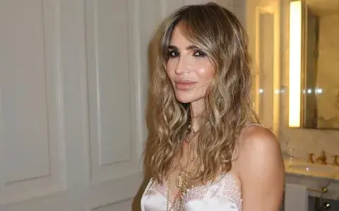 María Vázquez arrancó la temporada de vestidos lenceros: breteles extrafinos y mucho encaje 