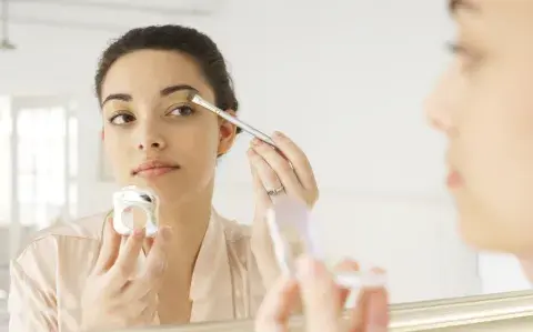 Vuelven las sombras de ojos de los 90: la tendencia que ilumina tu mirada esta primavera/verano