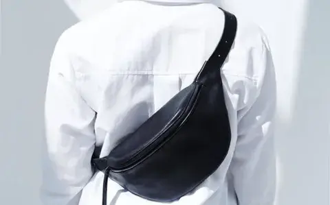 Adiós a la riñonera: este es el accesorio que marcará el verano 2026