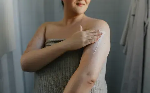 Ácido salicílico: la respuesta definitiva para mejorar el aspecto de la “piel de gallina”