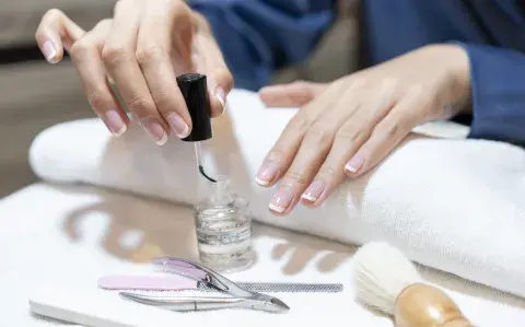 Clásicas y elegantes: 5 diseños de francesitas con brillo perfectas para fin de año Clásicas y elegantes: 5 diseños de francesitas con brillo perfectas para fin de año