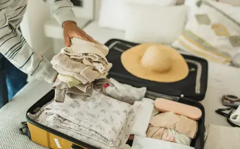 Feriado XL: cómo armar una valija cápsula para viajar liviana y con estilo