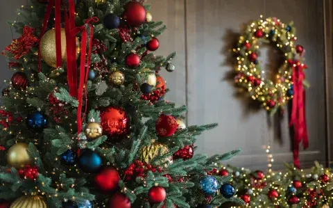 Decile chau a la corona navideña de siempre: la alternativa minimalista que es furor Decile chau a la corona navideña de siempre: la alternativa minimalista que es furor